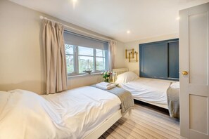 4 habitaciones, tabla de planchar con plancha y cuna de viaje 