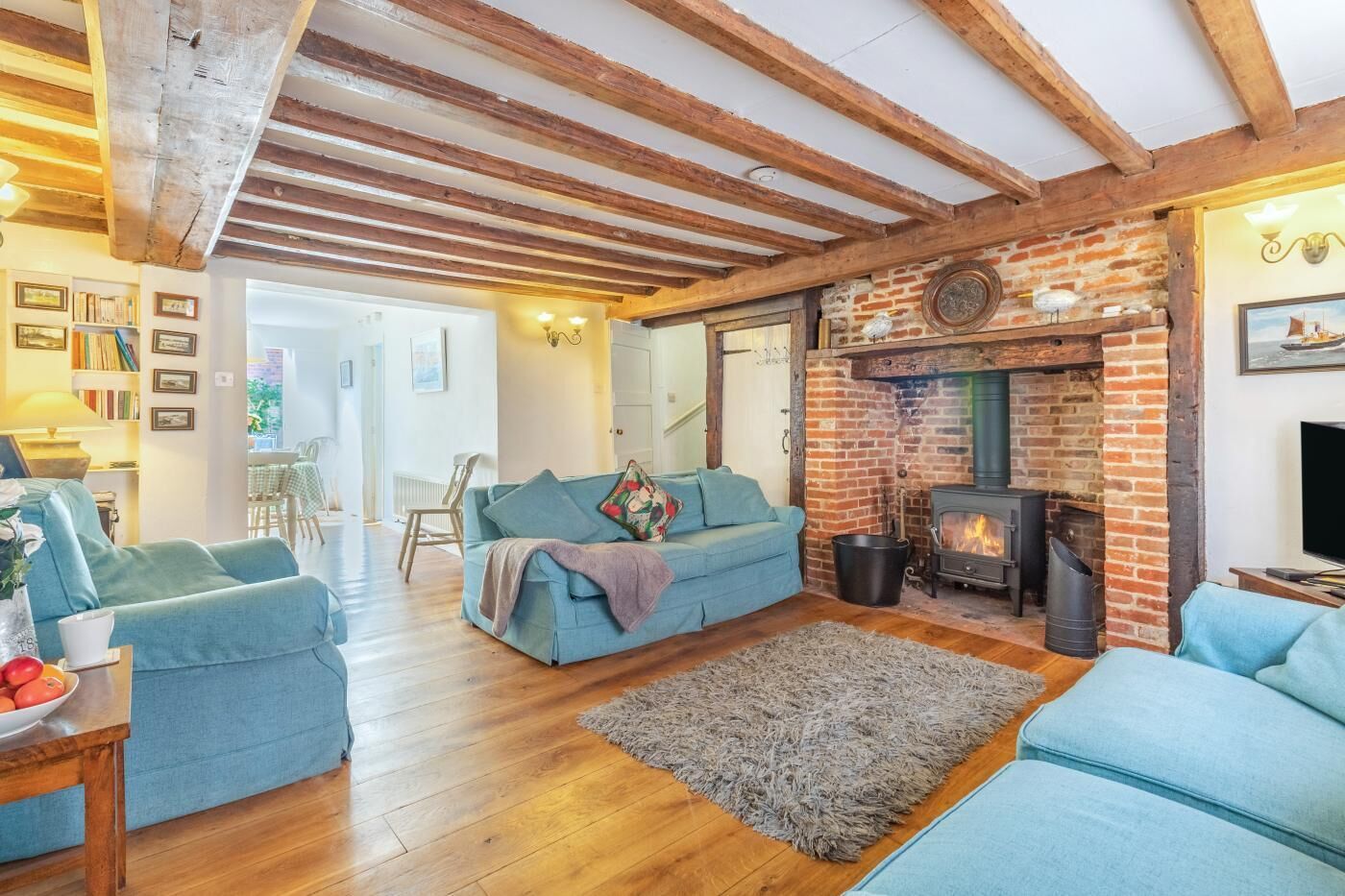 TV, fireplace
