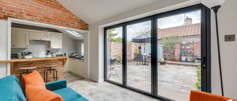 Televisión y chimenea