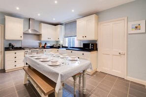 Microwave, oven, dishwasher, cookware/dishes/utensils - 4 Bed in Southwold (oc-hwye) (Southwold)