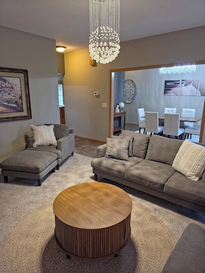 Smart TV, fireplace - Modern with traditional style 3-bed+ condo, wifi laundry in charming Laurel Oaks (Lima)