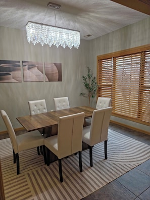 Dining - Modern with traditional style 3-bed+ condo, wifi laundry in charming Laurel Oaks (Lima)