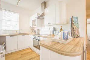 Oven, dishwasher, high chair, cookware/dishes/utensils - 2 Bed in Southwold (oc-hgalle) (Southwold)