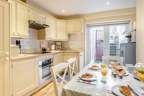 Microwave, oven, dishwasher, cookware/dishes/utensils - 2 Bed in Southwold (oc-hbrea) (Southwold)