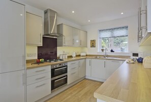 Oven, dishwasher, high chair, cookware/dishes/utensils - 3 Bed in Reydon (oc-hspind) (Reydon)