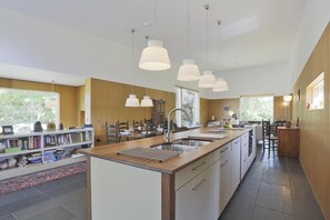 Microwave, oven, dishwasher, cookware/dishes/utensils - 3 Bed in Bramfield (oc-hglenv) (Bramfield)