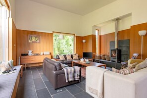 TV, fireplace - 3 Bed in Bramfield (oc-hglenv) (Bramfield)