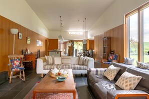 TV, fireplace - 3 Bed in Bramfield (oc-hglenv) (Bramfield)