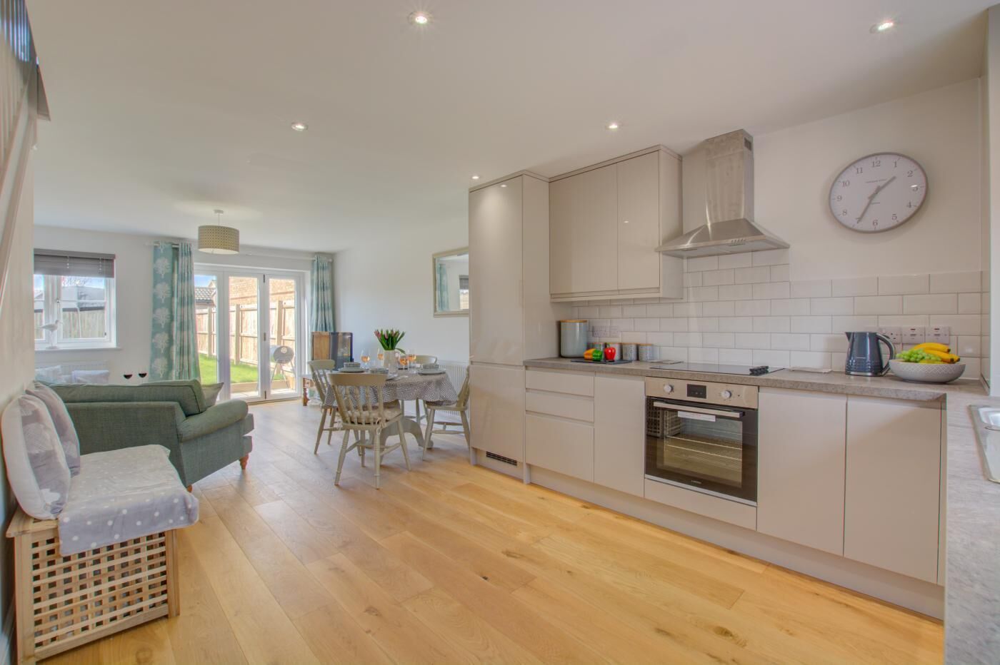 Een magnetron, een oven, een vaatwasser, een kinderstoel