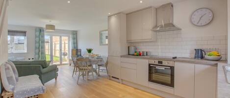 Mikrowelle, Ofen, Geschirrspüler, Hochstuhl