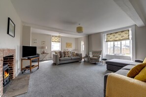 TV, fireplace - 6 Bed in Nr Southwold (oc-hohall) (Reydon)