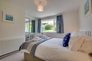 Iron/ironing board, free WiFi, bed sheets - 2 Bed in Padstow (oc-p00738) (Padstow)