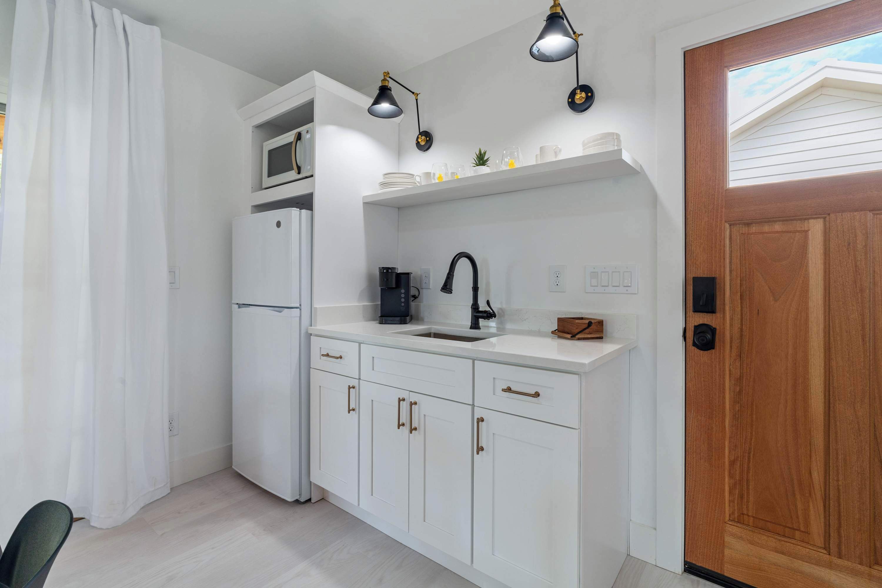 Coffee/tea maker, fridge, microwave, stovetop