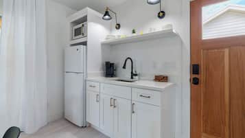 Coffee/tea maker, fridge, microwave, stovetop