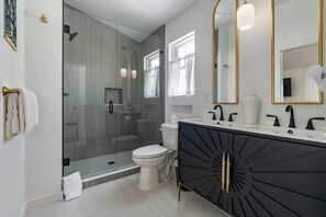 Dusche, Haartrockner, Handtücher, Shampoo