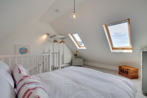 Iron/ironing board, free WiFi, bed sheets - 1 Bed in Padstow (oc-p00730) (Padstow)