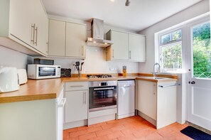 Ovn, oppvaskmaskin og kjøkkenutstyr