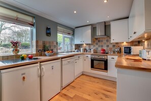 Microwave, oven, dishwasher, cookware/dishes/utensils - 4 Bed in Filey (oc-sa018) (Filey)