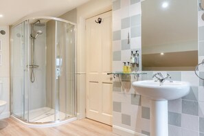 Hair dryer, towels - 3 Bed in Appersett (oc-ds944) (Appersett)