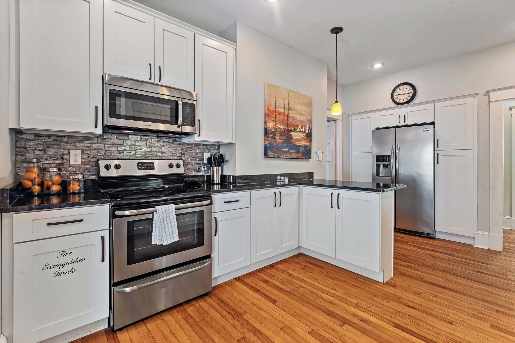 Kylskåp, mikrovågsugn, spishäll och diskmaskin