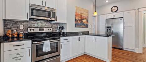 Kylskåp, mikrovågsugn, spishäll och diskmaskin