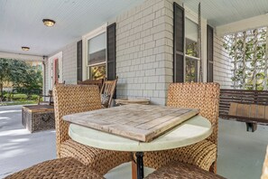Outdoor dining - Historic Comfort l Walk to DNTN l Fire Pit (St. Augustine)