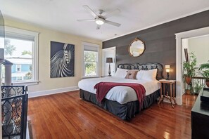 3 bedrooms, iron/ironing board, WiFi, bed sheets - Historic Comfort l Walk to DNTN l Fire Pit (St. Augustine)