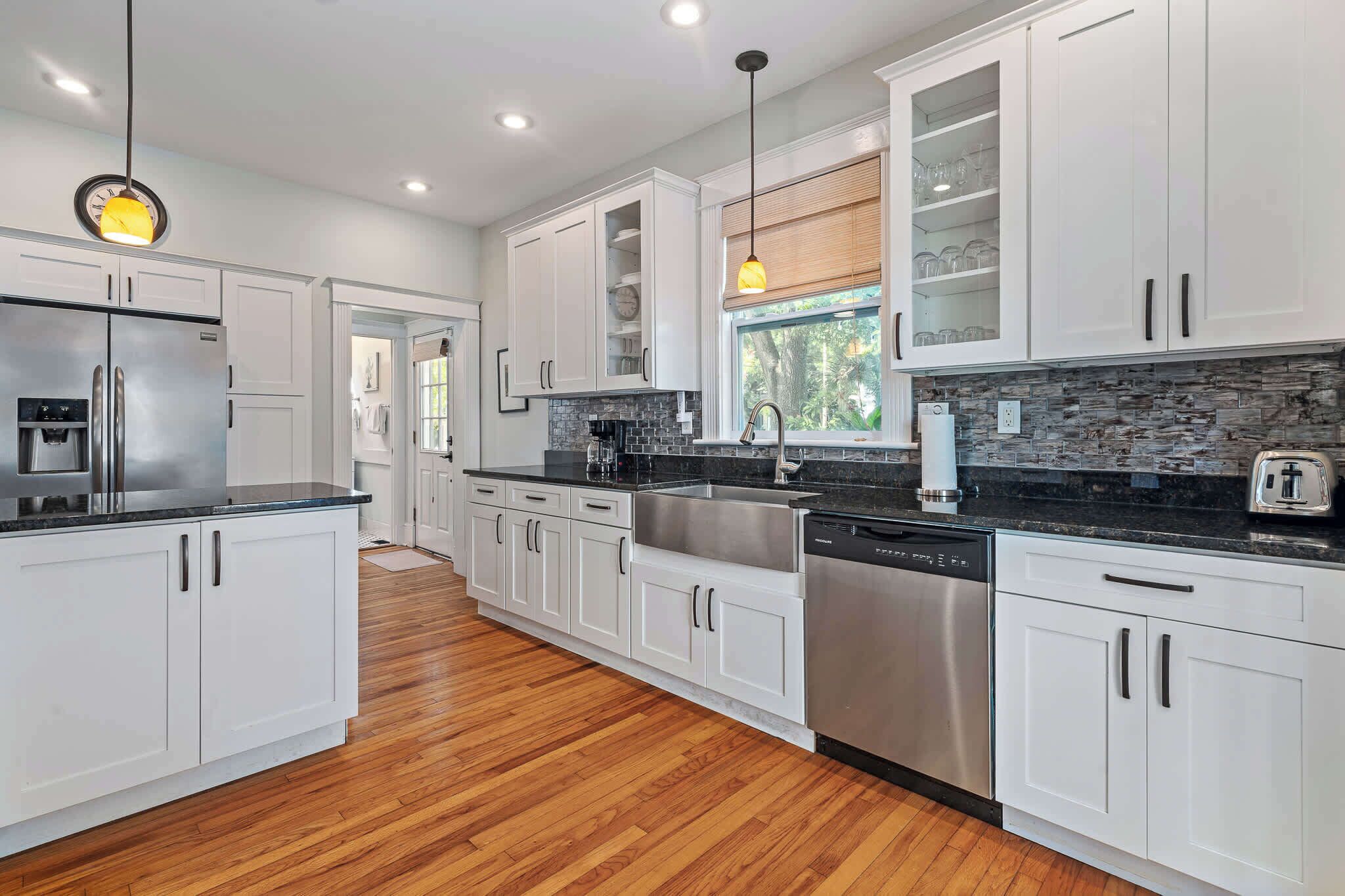 Fridge, microwave, stovetop, dishwasher