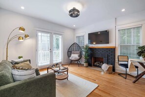 Living area - Casita Olas l Walk to DT l Mins to Beach (St. Augustine)