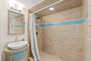 Ducha, secador de pelo, toallas y champú