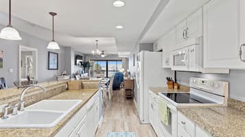 Køleskab, mikrobølgeovn, ovn, kogeplade