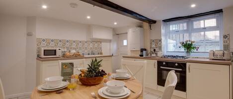 Ovn, oppvaskmaskin og kjøkkenutstyr