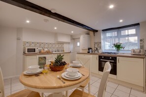 Oven, dishwasher, cookware/dishes/utensils - 2 Bed in Whitby (oc-w451) (Whitby)