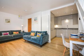 TV - 3 Bed in Padstow (oc-p00742) (Padstow)