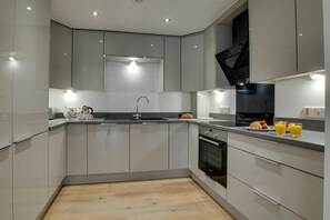 Microwave, oven, dishwasher, cookware/dishes/utensils - 3 Bed in Padstow (oc-p00742) (Padstow)