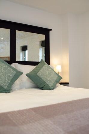 Tabla de planchar con plancha, wifi gratis y ropa de cama 