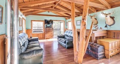 Peaceful ‘Mountain Cabin’ w/ Views in Williamsburg