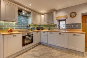 Oven, dishwasher, highchair, cookware/dishes/utensils - 1 Bed in Bala (oc-bow114) (Bala)