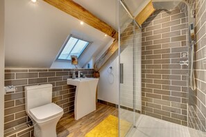 Ein Badezimmer im modernen Stil, mit Dusche, Toilette und Waschbecken.