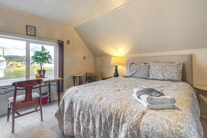 Desk, internet, bed sheets - Walkable Home in Hoquiam! Olympic Peninsula Base (Hoquiam)