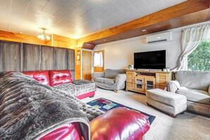 TV, books - Walkable Home in Hoquiam! Olympic Peninsula Base (Hoquiam)