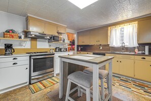 Fridge, microwave, stovetop, dishwasher - Walkable Home in Hoquiam! Olympic Peninsula Base (Hoquiam)