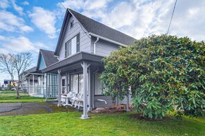 Exterior - Walkable Home in Hoquiam! Olympic Peninsula Base (Hoquiam)