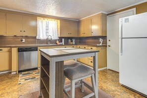 ثلاجة، ميكروويف، موقد طهي مسطح، غسالة أطباق