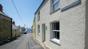 Un carrer estret amb edificis que indiquen "Peverell Cottages".