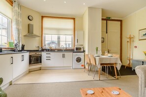 Microwave, oven, high chair, cookware/dishes/utensils - 1 Bed in Sizewell (oc-gdnf) (Sizewell)