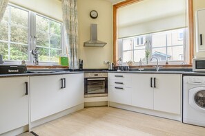 Microwave, oven, high chair, cookware/dishes/utensils - 1 Bed in Sizewell (oc-gdnf) (Sizewell)