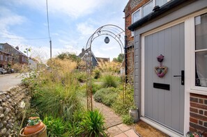 Exterior detail - 3 Bed in Holt (oc-1987) (Holt)