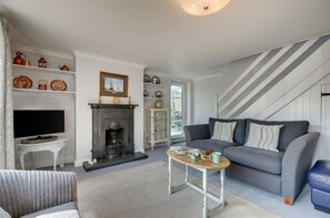 TV - 3 Bed in Holt (oc-1987) (Holt)