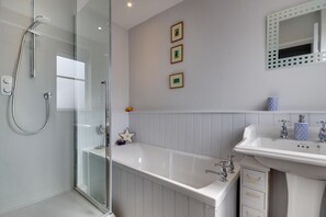 Hair dryer, towels - 3 Bed in Holt (oc-1987) (Holt)